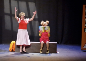 Un millar de escolares de Elda aprenden educación vial a través de una representación infantil en el Teatro Castelar