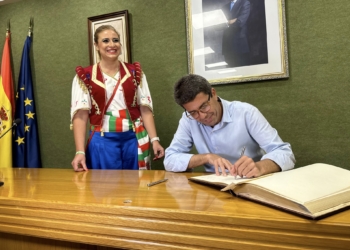 Carlos Mazón visita Petrer con motivo de las Fiestas de Moros y Cristianos