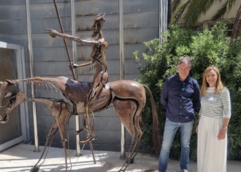 Víctor Candela cede a la biblioteca una escultura del Quijote