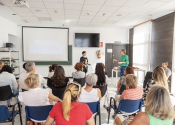Una treintena de personas participan en el taller de primeros auxilios organizado por Pangea