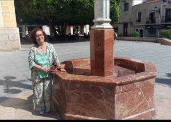 «Al finalizar un vestido, lo colgaba en una puerta y me recreaba mirándolo»