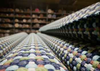 La alcaldesa visita la primera empresa de alfombra y moqueta de Europa con certificación sostenible B Corp