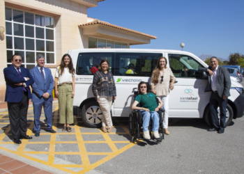 El Centro San Rafael de Alicante estrena una furgoneta adaptada