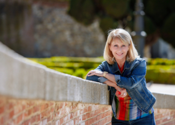 «Me fascina que el lector aprenda a través de mis novelas»