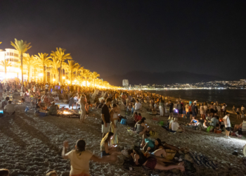El verano en l’Alfàs del Pí llega por mar a la playa de l’Albir