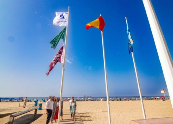 La bandera azul vuelve a ondear en las playas de Levante y Mal Pas