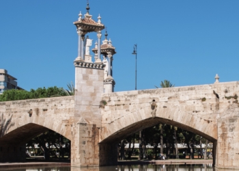 València inicia trabajos de mantenimiento del pavimento del Pont de la Mar