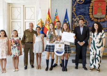 El Colegio Calasancio recoge el primer premio juvenil de Fogueres Escolars