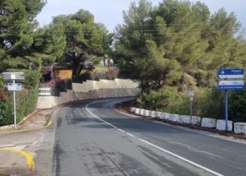 Playas instala unos paneles informativos para evitar que se produzcan atascos en los accesos a la Granadella y Portitxol