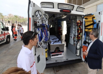 Cruz Roja presenta en Benidorm una nueva ambulancia