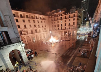 ‘Leyendas alicantinas’ entra en la historia de las Hogueras con una cremà lenta y limpia