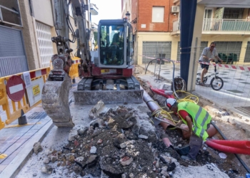 Benidorm completa la primera fase de las obras de renovación de agua potable y alcantarillado en la calle Pérez Martorell