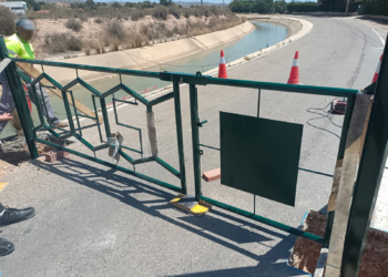 Lourdes Aznar pide una reunión urgente con la CHS ante la instalación de unas puertas en el camino del Trasvase