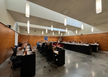 San Vicente da el primer paso para poner en marcha el programa ‘Major a casa’, un servicio para ayudar a personas dependientes