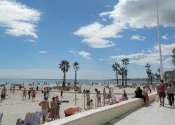 Nuestras playas renuevan sus seis Banderas Azules para este verano
