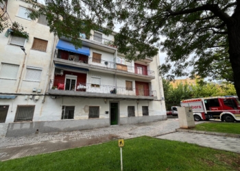 Evacuan un bloque de viviendas por el hundimiento del techo