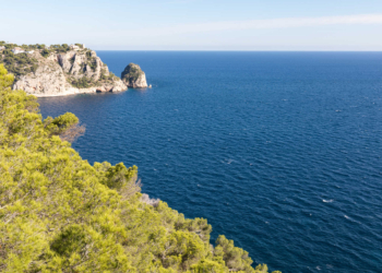 Asomados sobre el Mediterráneo