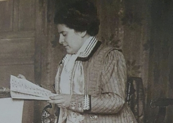 Villena oficializa el nombramiento de hija adoptiva a Lola Vitoria Tarruella