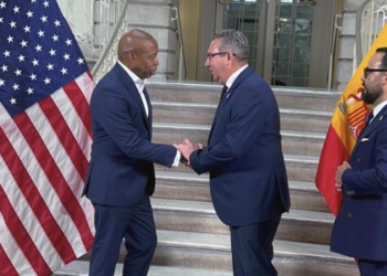 Nueva York y Benidorm estrechan lazos en un encuentro entre los alcaldes de ambas ciudades