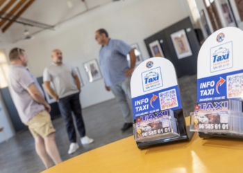 Las Oficinas de Turismo de l’Alfàs disponen ya de las nuevas tarjetas con código QR del servicio de taxis