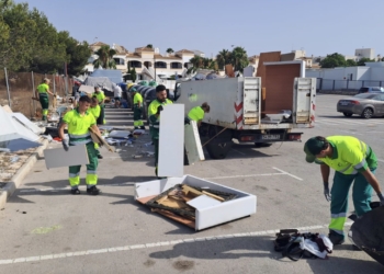 Recogida masiva de vertidos ilegales de enseres en Gran Alacant