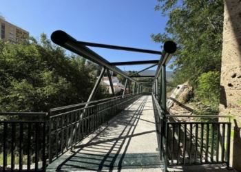 La pasarela para conectar los dos tramos peatonales bajo el puente de Cervantes ya está operativa