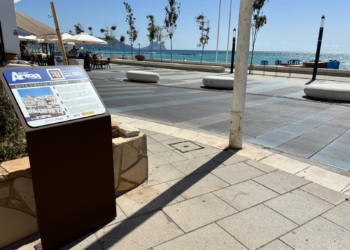 Altea estrena señales turísticas peatonales con especial atención a la diversidad sensorial