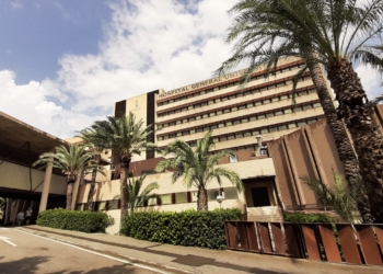 Los hospitales General de Elche y Vinalopó conciencian sobre el uso de pirotecnia en un tríptico informativo