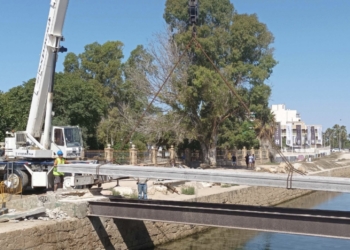 Torrevieja repara la pasarela peatonal que cruza el canal del Acequión