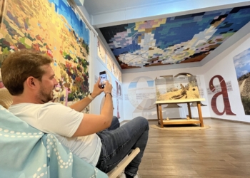 El mar se cuela en la Tourist Info de Petrer con la nueva obra de ganchillo de su particular Crochet Gallery