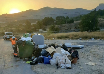 La Policía Local de Elda identifica al responsable de un vertido ilegal de escombros