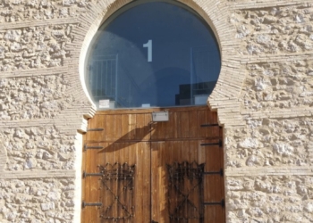 Villena realiza labores de limpieza y mantenimiento en la plaza de toros