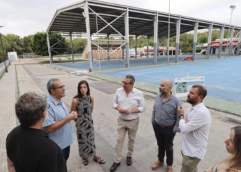 Las placas fotovoltaicas que abastecerán el polideportivo y dos colegios de Foietes reducirán en 105 toneladas las emisiones de CO2