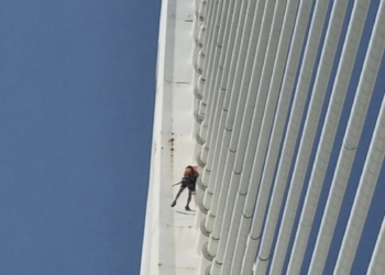 Un equipo de alpinistas revisa el estado de conservación del Puente de l’Assut de l’Or