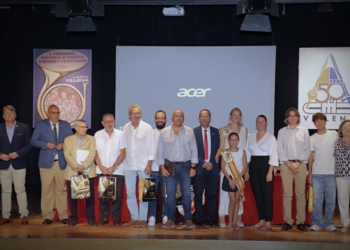 La playa de Urbanova dispone de más sombras con nuevas islas de palmeras en la arena