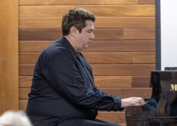 Emil Ribarski clausuró el VIII Festival ‘Musical a la llum de la lluna de l’Albir’ con un recital de piano