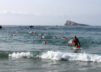 Más de 300 nadadores completan la travesía a nado entre l’Illa y el Puerto de Benidorm