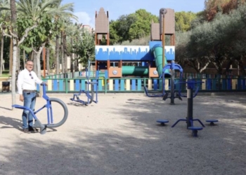 Benidorm continua la renovación de columpios y elementos biosaludables en varios parques de la ciudad