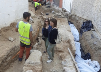 Las ediles de Cultura y Casco Histórico visitan las excavaciones sobre la Muralla descubierta en las obras de reurbanización