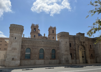 El haz de luz sobre la lápida de la reina