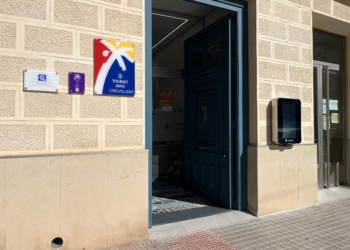 Turismo apuesta por la Inteligencia Artificial (IA) y la modernización del Tourist Info de Crevillent con la colocación de un tótem exterior