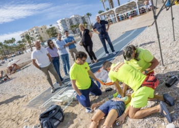 Los servicios de vigilancia y socorrismo de la playa de l’Albir realizan un simulacro de emergencia