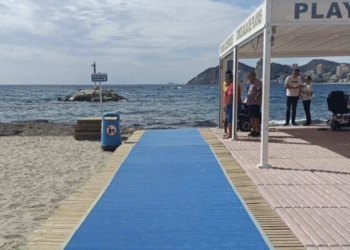Benidorm instala pasarelas enrollables en los puntos de playas accesibles para facilitar el acceso a los usuarios