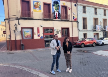 La Oficina de Turismo de Petrer renueva su fachada con una muestra de arte