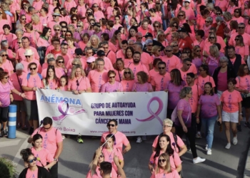 Una multitudinaria ‘marea rosa’ de Anémona llena las calles de Benidorm para seguir luchando contra el cáncer de mama