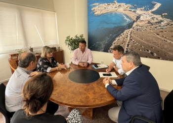 El director general de Pesca visita Santa Pola para atender las reivindicaciones de un sector pesquero que se juega la supervivencia