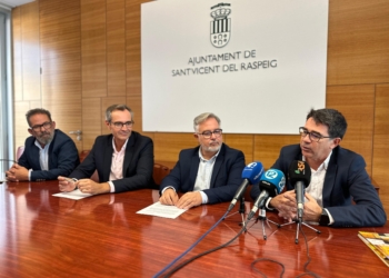 La Unión de Comparsas y Aguas de Alicante firman un acuerdo pionero para impulsar el 50 aniversario de los Moros y Cristianos de San Vicente