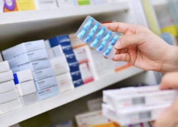 Sanidad, Cruz Roja y el Colegio de Farmacéuticos de Valencia habilitan un teléfono  para facilitar el acceso a los medicamentos