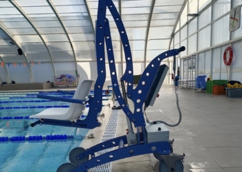 La Piscina Municipal de Altea incorpora a sus servicios una grúa acuática