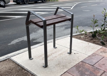 El ayuntamiento instala en la Avenida de la Constitución bancos isquiáticos